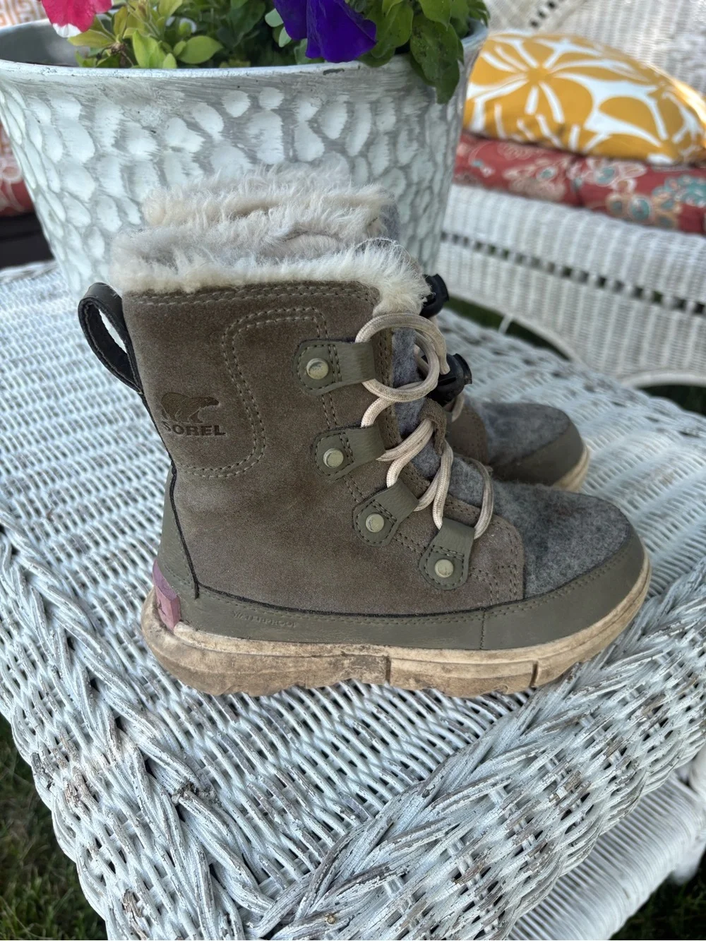 Sorel kids green suede boots